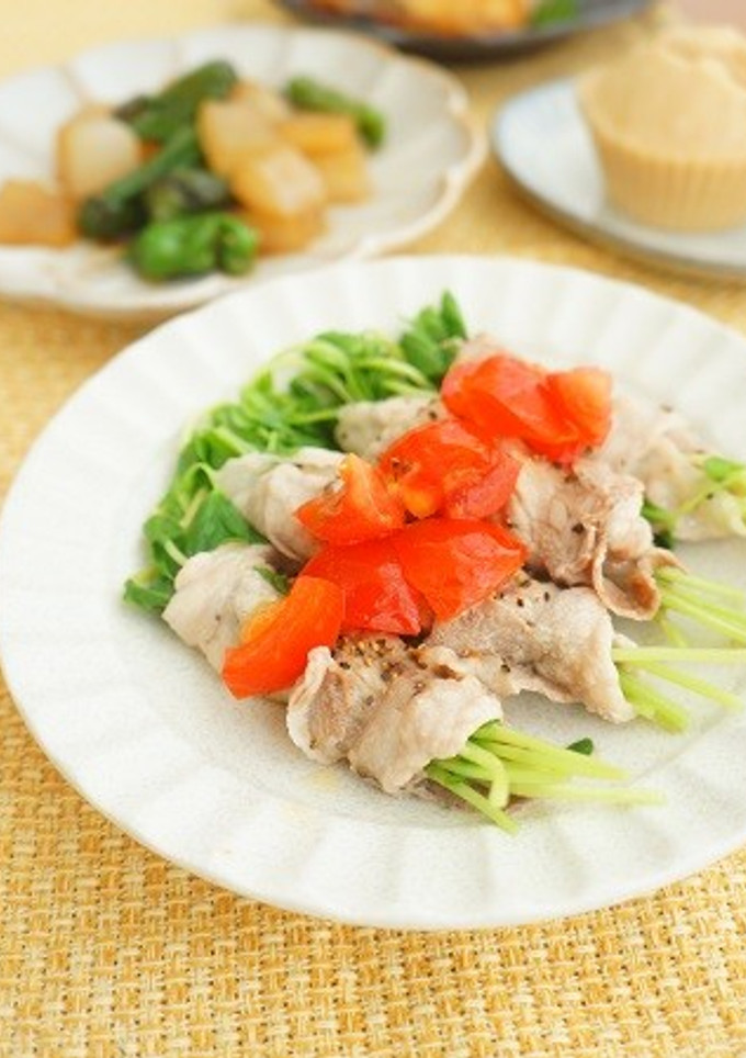豆苗の豚肉巻レンジ蒸しトマトだれ-レシピのメイン写真
