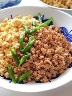 腸活!高野豆腐炒り卵と鶏むね肉のそぼろ丼-レシピのメイン写真