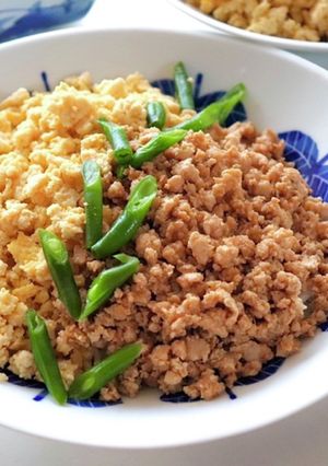 腸活！高野豆腐炒り卵と鶏むね肉のそぼろ丼-レシピのメイン写真