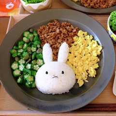 รูปของ 簡単ピリ辛三色丼