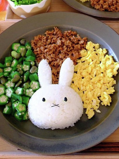 簡単ピリ辛三色丼-レシピのメイン写真
