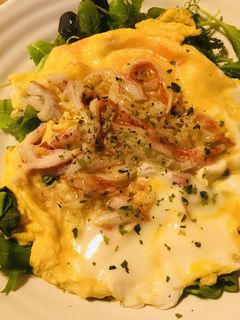 カニカマボコの玉子焼&ベビーリーフサラダ-レシピのメイン写真
