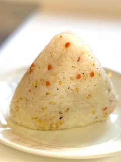 おむすび山たらことごま油のおにぎり-レシピのメイン写真