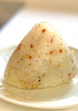 おむすび山たらことごま油のおにぎり-レシピのメイン写真