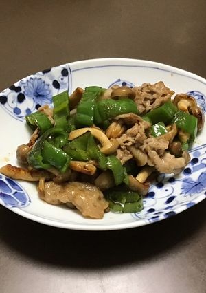 絶品！豚バラとピーマンのガリバタ炒め-レシピのメイン写真