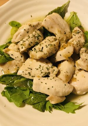 鶏むね肉の青ジソ＆梅肉炒めソースのサラダ-レシピのメイン写真