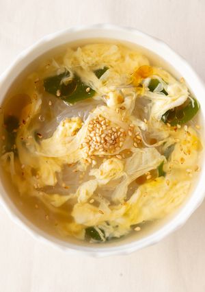 ふんわり卵とわかめの中華はるさめスープ by ケンミン食品【公式