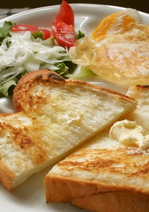 オーバーミディアム目玉焼きの朝食プレート-レシピのメイン写真