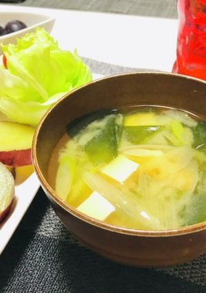 シンプルねぎとワカメと豆腐のお味噌汁-レシピのメイン写真