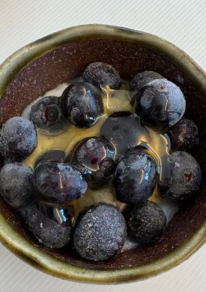 無糖ヨーグルトで作るフローズンベリー蜂蜜がけ🫐-レシピのメイン写真