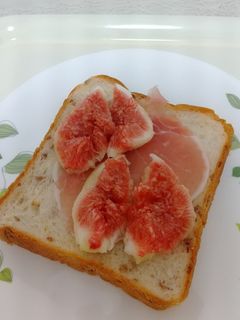 忙しい朝に☆いちじく生ハムオープンサンド-レシピのメイン写真