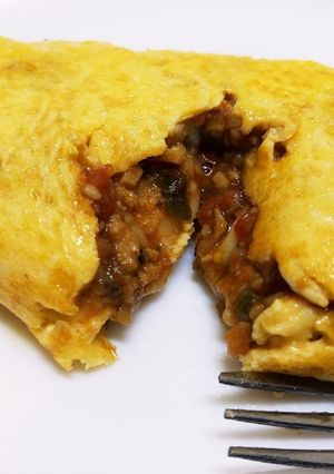 ミートソースとチーズでとろ〜りオムレツ-レシピのメイン写真