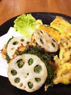 鶏ひき肉と蓮根の揚げたん〜季節の野菜添え-レシピのメイン写真