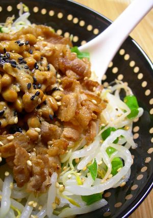 ●ゴマ●ゴマ●豚ショウガ焼き納豆丼●-レシピのメイン写真