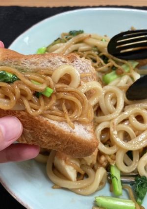 簡単！冷蔵庫の残り物で焼きそばパン-レシピのメイン写真