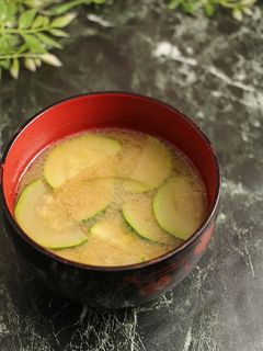 簡単!ズッキーニと茗荷のお味噌汁-レシピのメイン写真