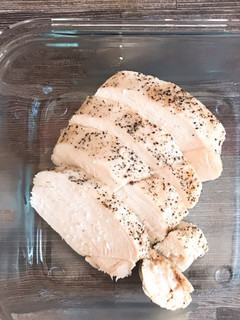 <海外で作る!>むね肉の酒蒸し★レンジ-レシピのメイン写真