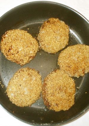 白胡麻ハンバーグ♪簡単肌の潤い不足に-レシピのメイン写真