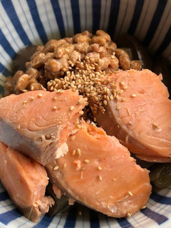 納豆と鮭を茄子の煮浸しに乗せたご飯-レシピのメイン写真