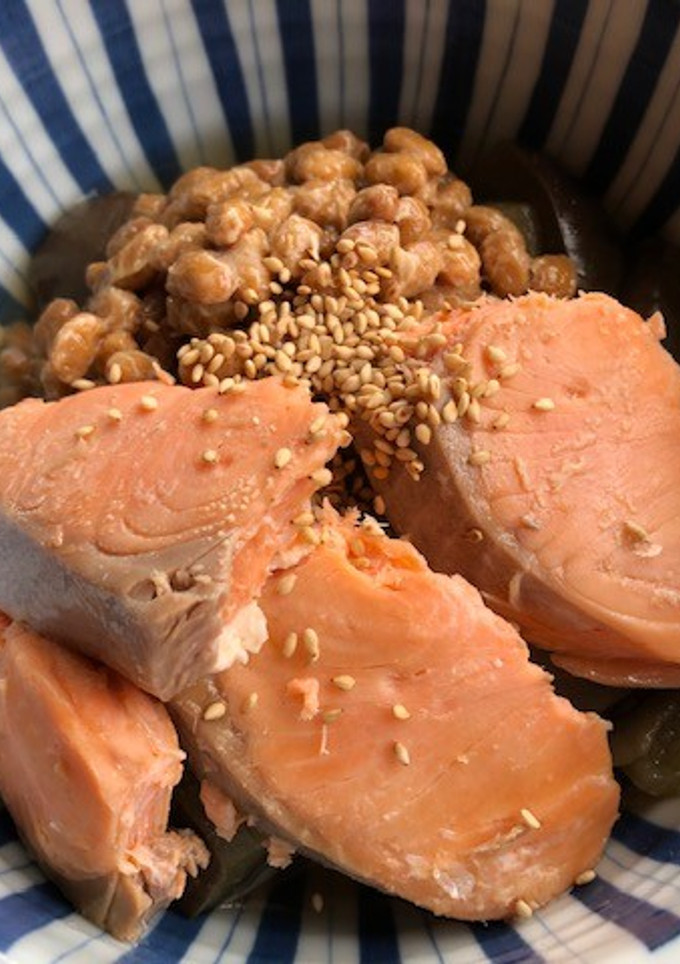 納豆と鮭を茄子の煮浸しに乗せたご飯-レシピのメイン写真