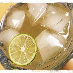 รูปของ 夏の疲れに生のすだちを搾ったジュース