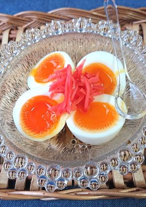半熟ゆで卵に白だしめんつゆ紅しょうがのせ-レシピのメイン写真