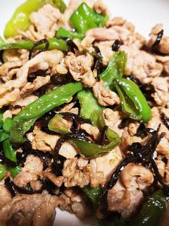 ピーマンと豚肉と塩こんぶの炒め物-レシピのメイン写真