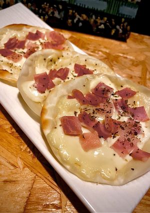 【おつまみ】餃子の皮でフラムクーヘン-レシピのメイン写真