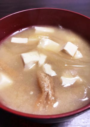 タマネギ・豆腐・きざみ揚げのお味噌汁-レシピのメイン写真
