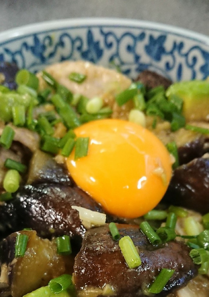 とろとろ茄子とアボカドの豚バラ味噌炒め丼-レシピのメイン写真
