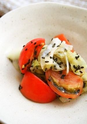キャベツ・トマトの黒ゴマの酢の物♪-レシピのメイン写真