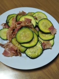 ズッキーニをにんにくとベーコンと炒めて-レシピのメイン写真