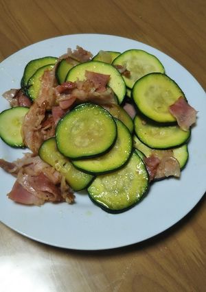 ズッキーニをにんにくとベーコンと炒めて-レシピのメイン写真