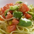 トマトとアボカドの冷製パスタ