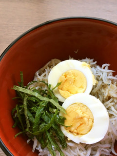 ゆで卵のっけ、しらす丼-レシピのメイン写真