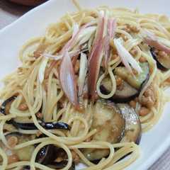 รูปของ 大絶賛納豆となすのパスタ。