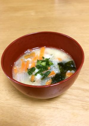 簡単！人参＆じゃがいも＆わかめのお味噌汁-レシピのメイン写真