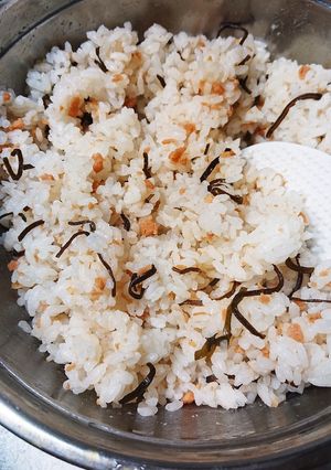 簡単☆鮭フレークと塩こんぶの混ぜご飯-レシピのメイン写真