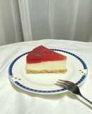 いちごピューレのレアチーズケーキ