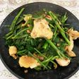 鶏腿肉と空芯菜のアーリオオーリオ