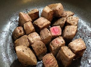 牛モモブロックでサイコロステーキ-レシピのメイン写真