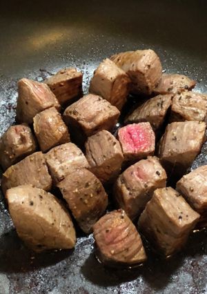 牛モモブロックでサイコロステーキ-レシピのメイン写真