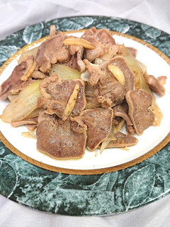 豚タンと玉ねぎとにんにくの塩胡椒炒め-レシピのメイン写真