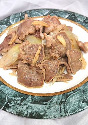 豚タンと玉ねぎとにんにくの塩胡椒炒め-レシピのメイン写真