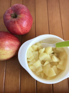離乳食にも。水とりんごだけの煮りんご-レシピのメイン写真