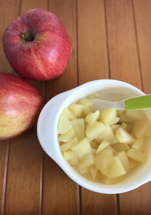 離乳食にも。水とりんごだけの煮りんご-レシピのメイン写真