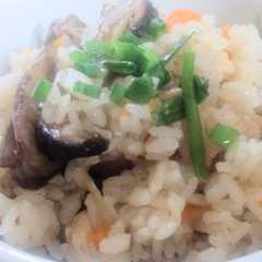รูปของ 鶏肉と根菜の炊き込みご飯
