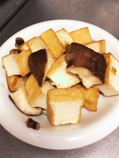 すぐ出来簡単!厚揚げと椎茸のバター炒め-レシピのメイン写真