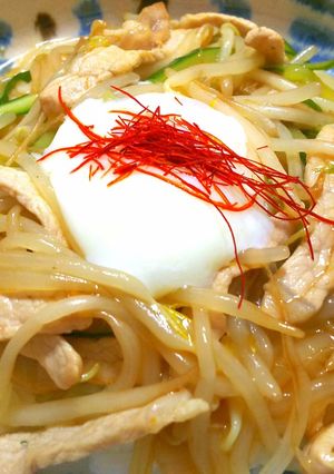モヤシとキュウリに温泉卵◎簡単豚ロース丼-レシピのメイン写真