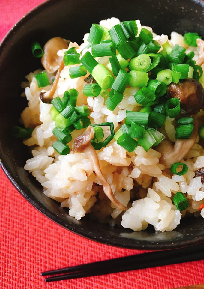 炊飯器で冷凍水餃子ときのこの炊き込みご飯-レシピのメイン写真